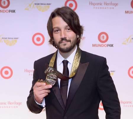 Diego Luna in a function
